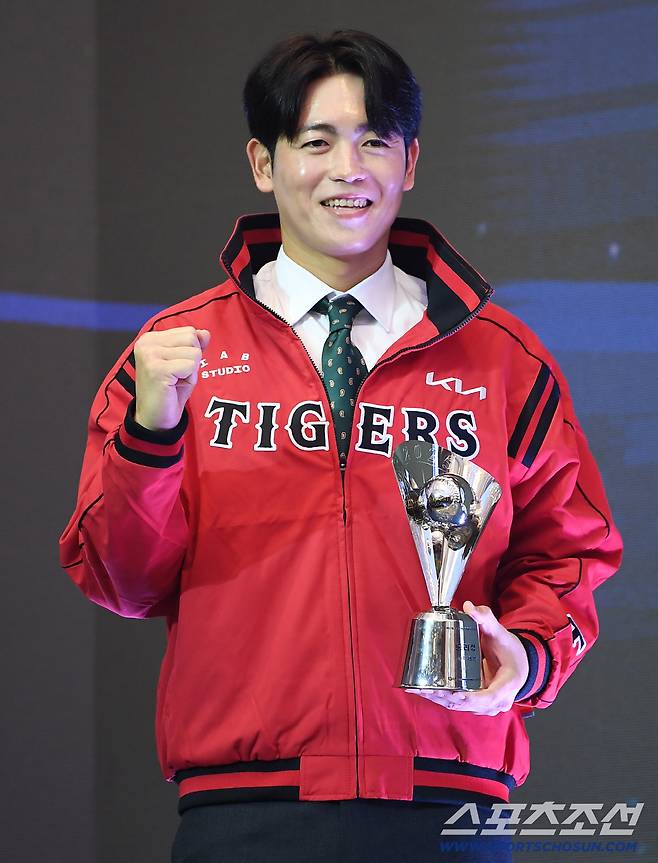 24일 오후 서울 송파구 롯데호텔에서 2025KBO시상식이 열렸다. 한화에서 KIA로 이적한 이태양이 KIA 유니폼을 입고 포즈 취하고 있다. 정재근 기자 cjg@sportschosun.com/2025.11.24/