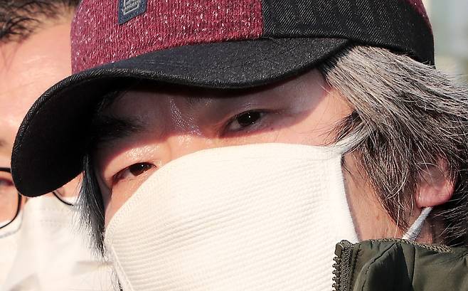 아동 성폭행 혐의로 징역 12년을 복역 후 출소한 조두순이 12일 오전 경기도 안산준법지원센터에서 행정절차를 마치고 이동하고 있다. 뉴시스