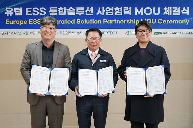 천성관 인터맥 대표, 이종철 국일인토트 대표, 강희구 에너테크인터내셔날 영업총괄팀장(왼쪽부터)이 지난 11일 국일인토트 본사에서 협약을 체결하고 있다. 국일인토트 제공