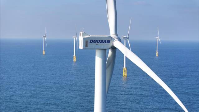 국내 최대 규모인 100㎿급 해상풍력 발전단지인 제주한림해상풍력이 준공된 15일 바다에 세워진 고정식 발전기들이 가동되고 있다. 제주=연합뉴스