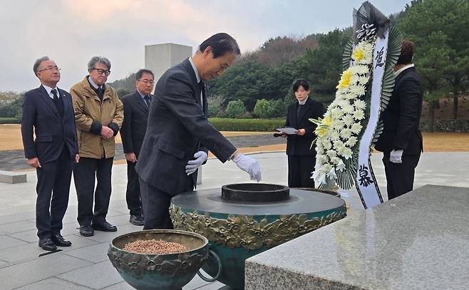 권오을 국가보훈부 장관이 지난 11일 제주4·3평화공원을 참배하는 모습