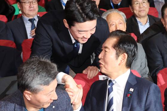 정청래 더불어민주당 대표가 14일 서울 여의도 국회 의원회관에서 열린 창당 70주년 기념 당원의 날 행사에 참석한 강훈식 대통령비서실장과 악수하고 있다. 연합뉴스