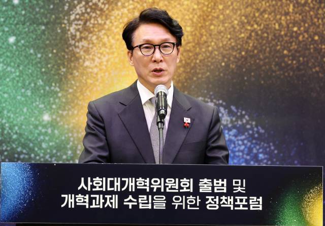 ▲김민석 국무총리가 15일 서울 여의도 국회박물관에서 열린 사회대개혁위원회 출범 및 개혁과제 수립을 위한 정책 포럼에서 축사하고 있다. ⓒ연합뉴스