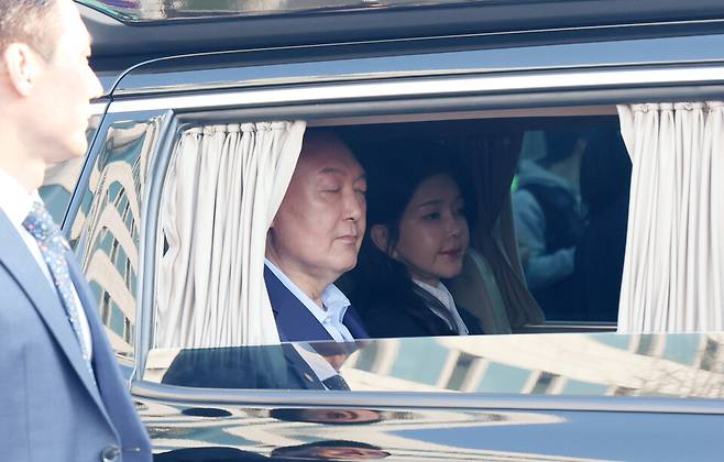 윤석열 전 대통령과 김건희 여사가 헌법재판소 파면 결정 후 일주일 만인 4월11일 서울 용산구 한남동 대통령 관저를 떠나고 있다. ⓒ시사저널 이종현