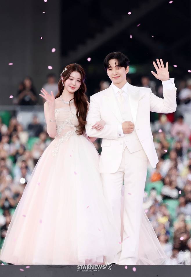 그룹 아이브 장원영, 배우 이준호가 6일 대만 가오슝 내셔널 스타디움에서 진행된 스타뉴스 주최 '10주년 아시아 아티스트 어워즈 2025(10th Anniversary Asia Artist Awards 2025, '10주년 AAA 2025')에서 멋진 무대를 선보이고 있다. 12월 6일~7일 양일에 걸쳐 가오슝 내셔널 스타디움에서 펼쳐지는 '10주년 아시아 아티스트 어워즈 2025(10th Anniversary Asia Artist Awards 2025, '10주년 AAA 2025')'와 페스타 'ACON 2025'는 MTN(머니투데이방송)과 위버스(Weverse)를 통해 각각 TV와 온라인 스트리밍으로 생중계 된다. /2025.12.06 /사진=김휘선 hwijpg@