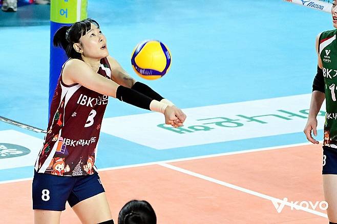 지난 14일 도로공사와의 경기에서 리시브 중인 임명옥. KOVO 제공