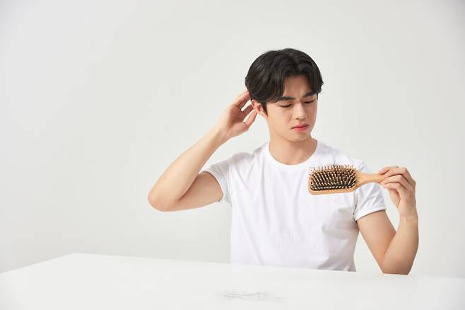 젊은 나이에 검은 머리와 흰머리가 섞여 난다면 새치다. 새치는 유전적 요인 외에 스트레스와 나쁜 생활 습관이 원인으로 꼽힌다. 사진=클립아트코리아