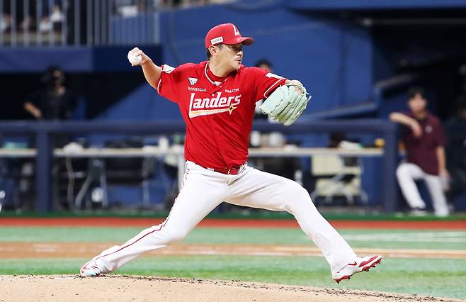 SSG 노경은이 30일 서울 고척스카이돔에서 열린 2025 KBO리그 키움전에서 구원 등판해 힘차게 공을 던지고 있다. 사진 | SSG 랜더스