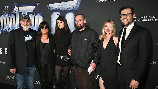 롭 라이너와 그의 가족들. 아들 닉도(왼쪽에서 4번째) 영화 시사회에 참석했다