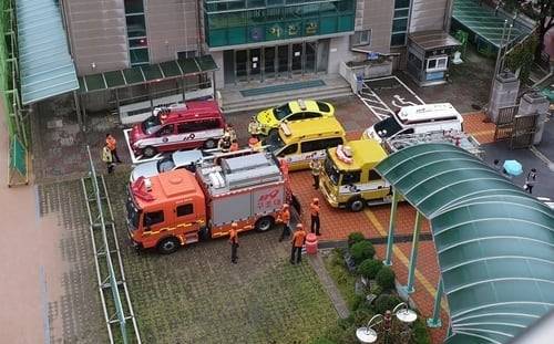 폭발물 설치 신고가 접수된 인천 서구의 한 고등학교에 출동한 소방 당국. /연합뉴스