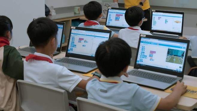 칭화대 야오반과 베이징대 튜링반에 들어가기 위해 초등학교 때부터 AI 증강 인간으로 성장하는 중국의 초등학생들.