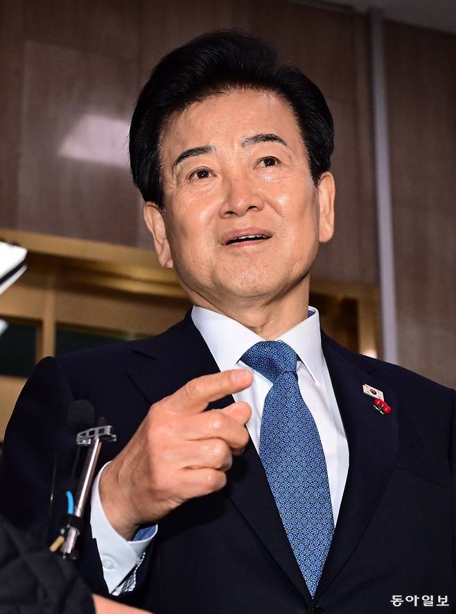 통일교 금품수수 의혹 당사자로 지목된 정동영 통일부 장관이 11일 오전 서울 종로구 정부서울청사로 출근하며 취재진의 질문에 답변하고 있다. 변영욱 기자 cut@donga.com