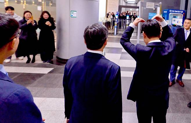 이재명 대통령이 16일 세종시에서 진행된 부처 업무보고를 마친 뒤 국세청을 방문해 직원들을 향해 머리 위로 손을 올려 하트를 그리고 있다. 2025.12.16/대통령실 제공