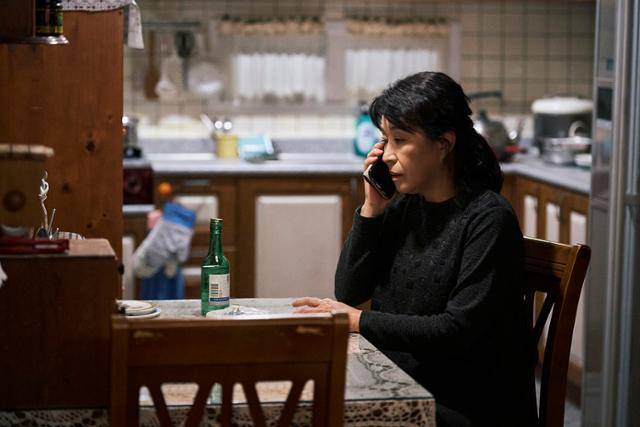 넷플릭스 드라마 '당신이 죽였다'의 은수 엄마도 남편의 폭력을 견디며 살아왔다. 부모 사이의 폭력을 목격하며 자란 은수는 공포와 분노, 죄책감으로 괴로워한다. 넷플릭스 제공