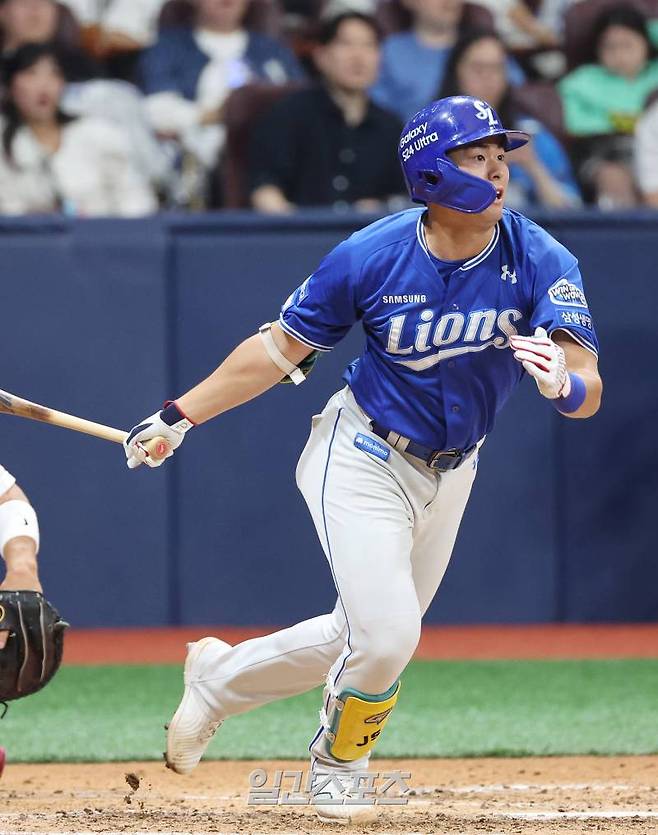 2024 KBO리그 프로야구 키움히어로즈와 삼성라이온즈의 경기가 28일 오후 서울 고척스카이돔에서 열렸다. 4회초 1사 2,3루 김재상이 2타점 적시타를 치고 있다. 고척=김민규 기자 mgkim1@edaily.co.kr /2024.04.28/