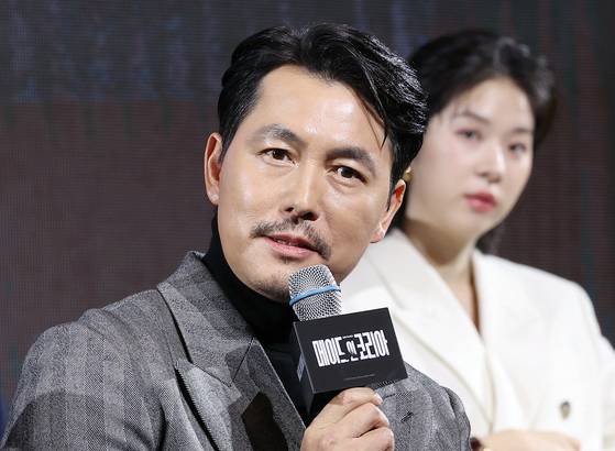 배우 정우성이 15일 서울 강남구 인터컨티넨탈서울파르나스에서 열린 디즈니플러스 드라마 '메이드 인 코리아' 제작발표회에서 질문에 답하고 있다. 연합뉴스