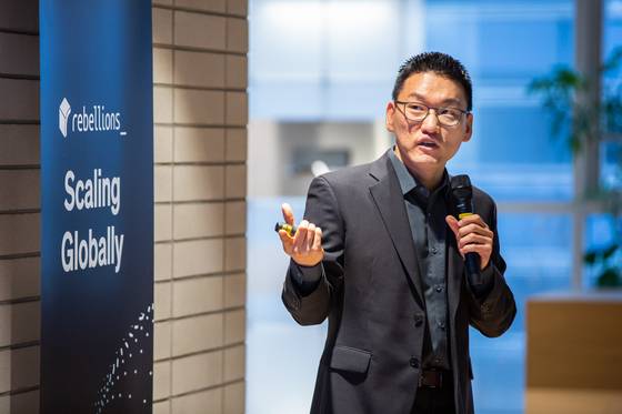 박성현 리벨리온 대표가 16일 경기 성남시 리벨리온 본사에서 기자간담회를 열어 발표하고 있다. 사진 리벨리온