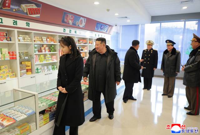 ▲ 김정은 북한 국무위원장이 15일 진행된 평양시 외곽 강동군 지방공업공장과 종합봉사소 준공식에 참석했다고 선중앙통신이 16일 보도했다. 중앙통신이 공개한 사진을 보면 이날 행사에 김 위원장의 부인 리설주 여사와 딸 김주애도 참석했다. 2025.12.16 평양 조선중앙통신