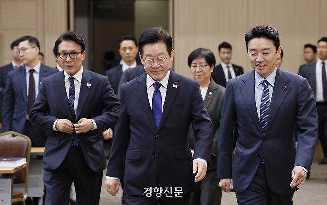 이재명 대통령이 16일 세종시 정부세종컨벤션센터에서 열린 보건복지부 업무보고에 입장하고 있다. 대통령실사진기자단