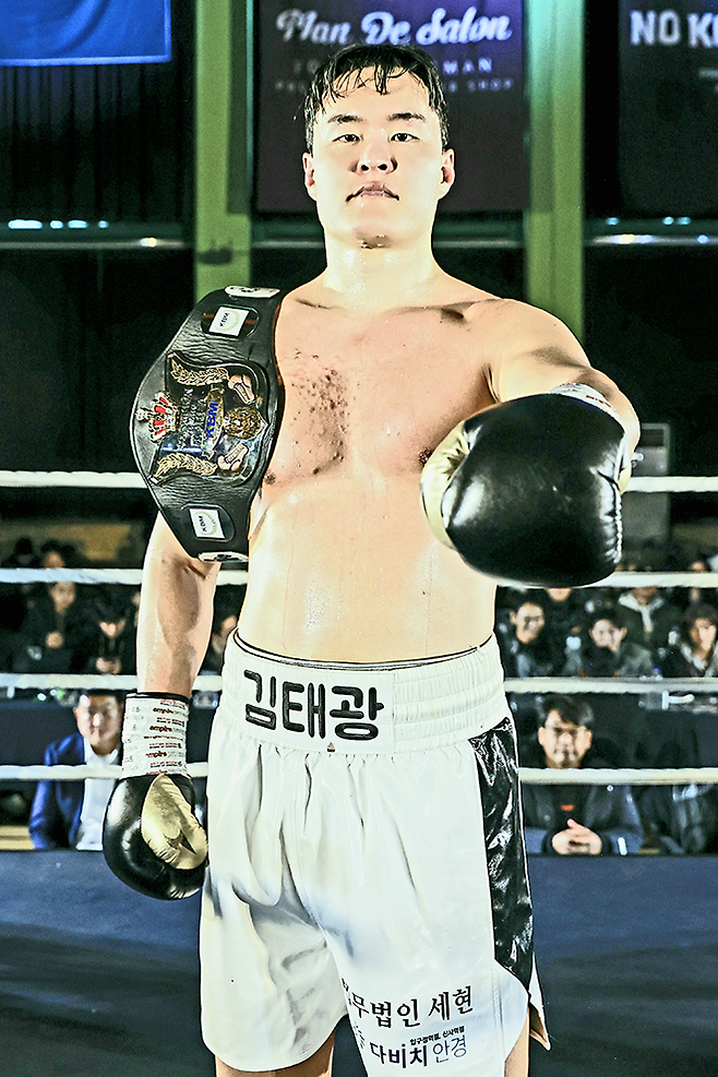 김태광이 2025년 12월 서울특별시 노원구 육사체육관에서 사단법인 한국복싱커미션 KBM 헤비급 챔피언 등극 기념 촬영을 하고 있다. 사진=FINAL FLASH 박종혁 작가 제공