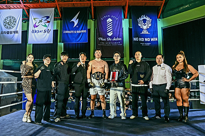 김태광이 2025년 12월 서울특별시 노원구 육사체육관에서 사단법인 한국복싱커미션 KBM 헤비급 챔피언 등극 기념 촬영을 하고 있다. 사진=FINAL FLASH 박종혁 작가 제공