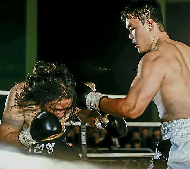 김태광이 2025년 12월 서울특별시 노원구 육사체육관 사단법인 한국복싱커미션 KBM 헤비급 챔피언결정전에서 이선행을 공격하고 있다. 사진=FINAL FLASH 박종혁 작가 제공