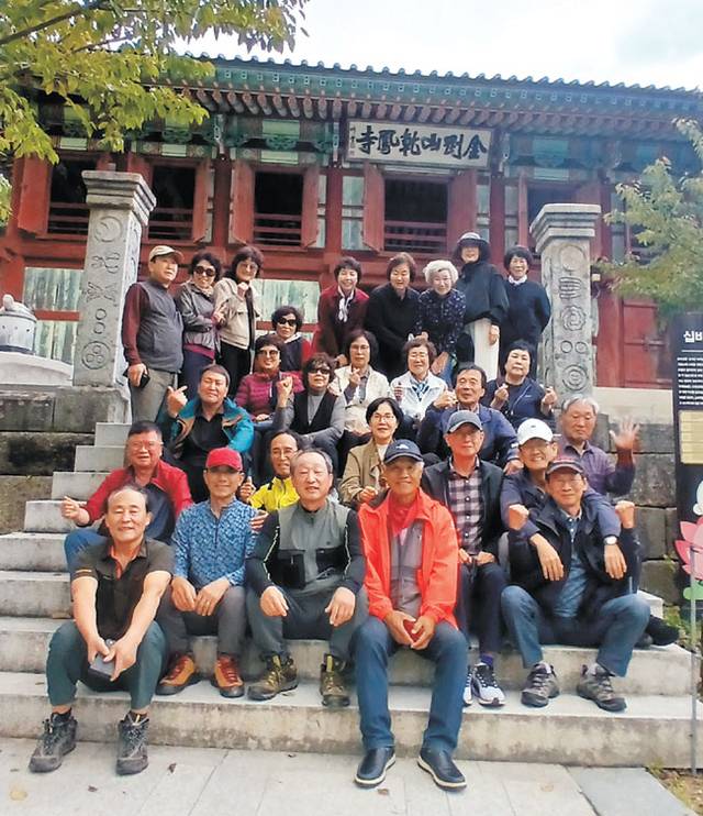 중학교 동기들과 칠순 기념 소풍을 가서 찍은 기념사진. 두 번째 줄 맨 왼쪽 빨간 점퍼를 입은 이가 김정묵 회장, 앞줄 맨 오른쪽이 최영호 차기 회장, 그 바로 뒤 흰색 모자를 쓴 사람이 필자.