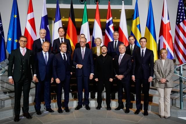 종전협상 회담 기념촬영 : 미국과 우크라이나의 종전 협상 회담이 끝난 15일 독일 베를린 연방총리청에서 에마뉘엘 마크롱(앞줄 왼쪽 세 번째부터) 프랑스 대통령, 프리드리히 메르츠 독일 총리, 볼로디미르 젤렌스키 우크라이나 대통령, 스티브 위트코프 미국 특사, 재러드 쿠슈너 등이 기념 사진을 찍고 있다. EPA 연합뉴스