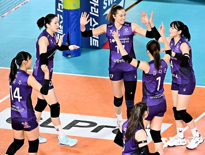 16일 대전 충무체육관에서 열린 여자배구 경기에서 흥국생명이 정관장을 상대로 점수를 낸 뒤 하이파이브를 하고 있다. 한국배구연맹 제공