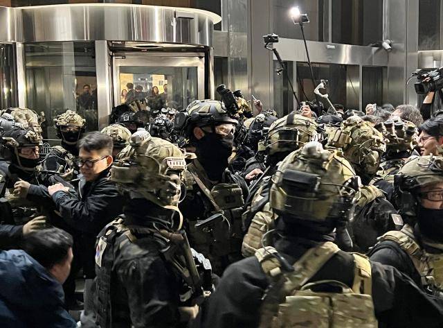 윤석열 대통령이 2024년 12월 3일 밤 비상계엄을 선포한 가운데 4일 자정께 서울 영등포구 여의도 국회 본관으로 계엄군이 진입 준비를 하고 있다. 연합뉴스