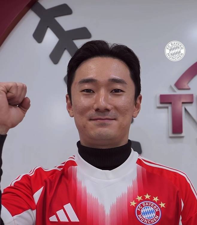 김민재의 소속팀 바이에른 뮌헨이 LG 신민재의 골든글러브 수상을 축하하며 김민재의 사인이 담긴 바이에른 뮌헨 유니폼을 선물했다. 신민재 역시 자신의 사인이 담긴 LG 유니폼을 바이에른 뮌헨 측에 답례로 전달했다. 사진출처|바이에른 뮌헨 인스타그램 캡처