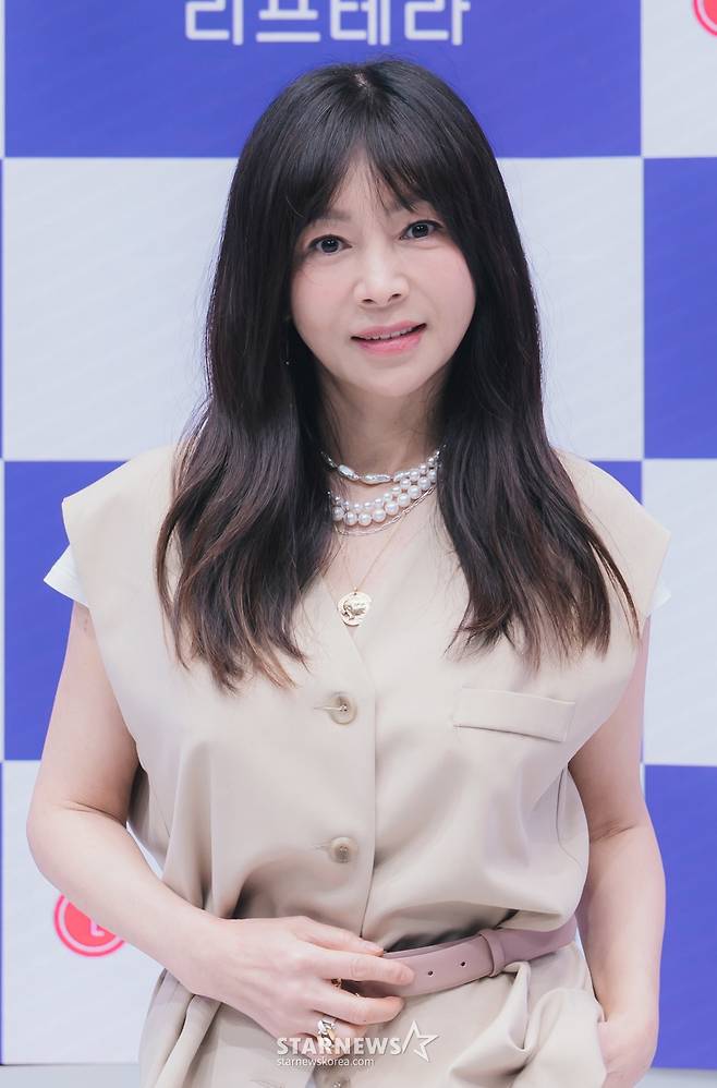 배우 황신혜가 29일 오전 온라인 생중계로 진행된 LG헬로비전 새 예능 '엄마는 예뻤다' 제작발표회에 참석해 포즈를 취하고 있다. 엄마의 예뻤던 청춘을 다시 되돌려주는 건강 솔루션 메이크오버 프로그램 '엄마는 예뻤다'는 내달 1일 첫 방송된다. /사진제공=LG헬로비전 2022.04.29