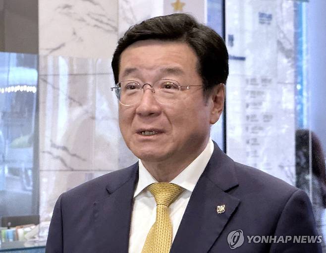 질문에 답하는 이찬희 삼성 준감위원장 (서울=연합뉴스) 강태우 기자 = 이찬희 삼성준법감시위원회 위원장이 25일 서울 서초구 삼성생명 서초사옥에서 열리는 삼성 준감위 회의에 참석하며 취재진 질문에 답하고 있다. 2025.11.25 burning@yna.co.kr