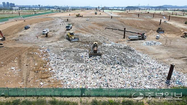 인천시 서구 수도권매립지 제3매립장에서 작업자들이 쓰레기를 매립하고 있다. 정선식기자