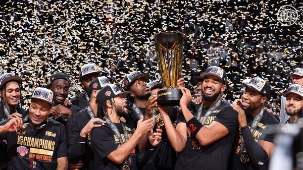 우승컵을 차지한 닉스(사진=뉴욕 닉스 공식 SNS)