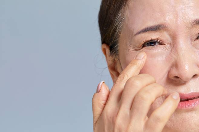 나이 들면서 노화가 가장 빨리 나타나는 곳이 바로 '눈가' 피부다. 눈가 잔주름 외에도 윗 눈꺼풀은 축 처지고, 볼록한 눈밑지방이 튀어나오게 된다. 사진= 게티이미지뱅크