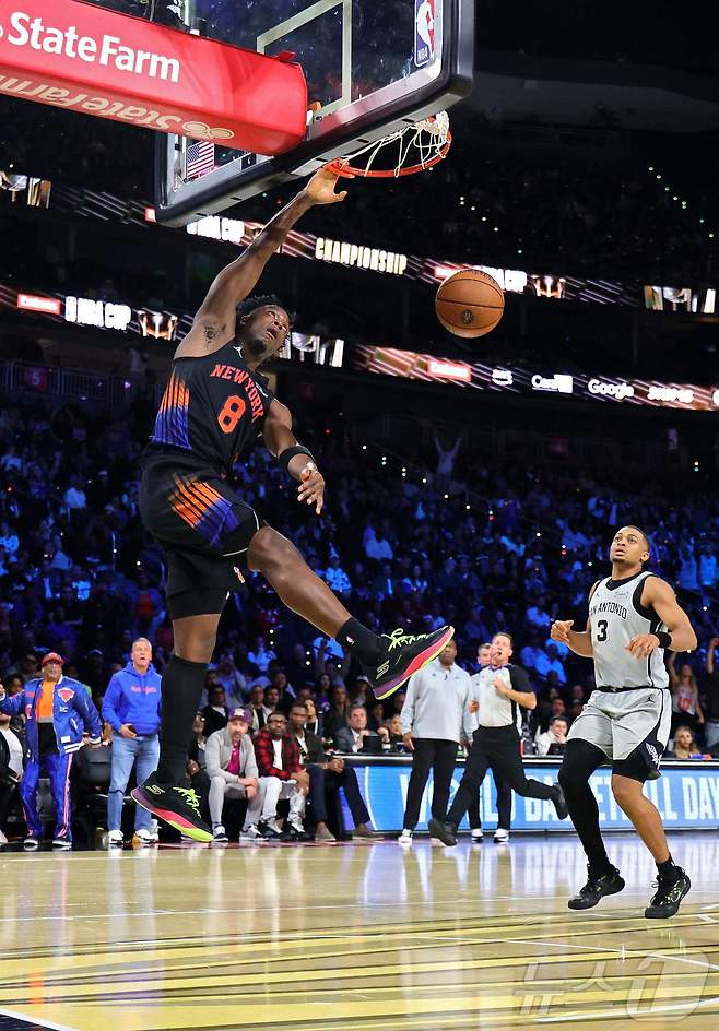 덩크슛을 시도하는 뉴욕 닉스의 OG 아누노비. ⓒ AFP=뉴스1
