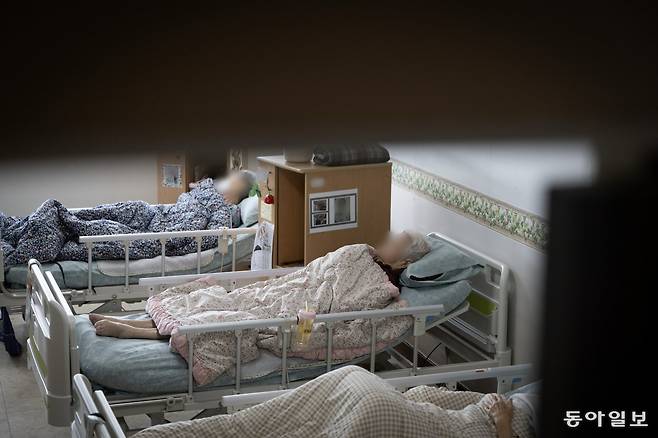 지난달 19일 오전 치매 노인들이 요양원 안 침대에 누워 허공을 바라보고 있다.