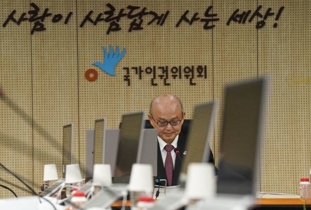 2025년 2월10일 오후 ‘윤석열 방어권 안건’이 상정된 인권위 제2차 전원위원회 개회를 앞두고 안창호 위원장이 자리에 앉아있다. 공동취재사진