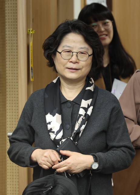 2025년 2월10일 ‘윤석열 방어권 안건’ 의결에 가장 기여한 인물은 강정혜 위원이었다. 안건 찬반 여부에 대해 입을 꾹 닫고 있던 안창호 위원장은 강정혜 위원이 찬성 의견을 밝히자 기다렸다는 듯 “그럼 나도 찬성”하면서 거들었고, 결국 안건은 통과됐다. 김영원 기자 forever@hani.co.kr