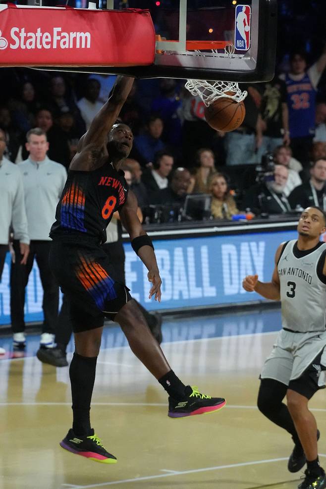 <yonhap photo-3317=""> Dec 16, 2025; Las Vegas, Nevada, USA; New York Knicks forward Og Anunoby (8) dunks the ball against the San Antonio Spurs in the second half during the Emirates NBA Cup Final at T-Mobile Arena. Mandatory Credit: Kirby Lee-Imagn Images/2025-12-17 12:50:21/ <저작권자 ⓒ 1980-2025 ㈜연합뉴스. 무단 전재 재배포 금지, AI 학습 및 활용 금지></yonhap>