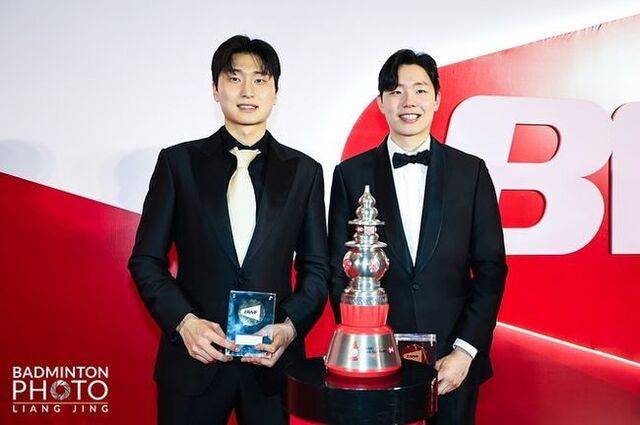 중국 항저우에서 15일 열린 2025 세계배드민턴연맹(BWF) 갈라 어워즈에서 올해의 남자복식조로 선정된 김원호와 서승재(오른쪽)가 포즈를 취하고 있다. 대한배드민턴협회 제공