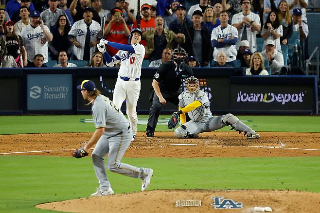 LA 다저스 오타니 쇼헤이가 10월 18일 밀워키와 NLCS 4차전 7회말 3번째 홈런을 쳐낸 뒤 타구를 응시하고 있다. 이 공이 경매에 나왔다. Getty Images코리아