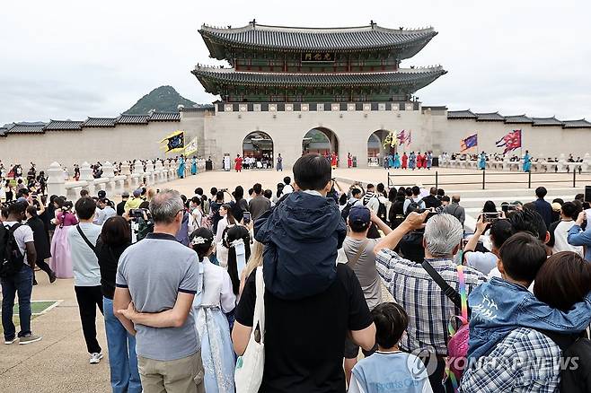 추석 연휴 경복궁 모습 (서울=연합뉴스) 윤동진 기자 = 추석 연휴인 4일 서울 경복궁이 관람객들로 붐비고 있다. 2025.10.4 mon@yna.co.kr