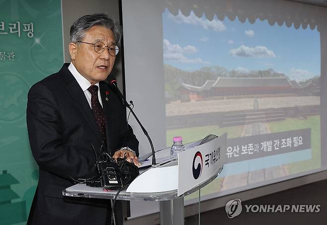 주요업무계획 브리핑하는 허민 국가유산청장 (서울=연합뉴스) 서명곤 기자 = 허민 국가유산청장이 17일 서울 종로구 국립고궁박물관에서 2026년 국가유산청 주요업무계획에 대해 브리핑하고 있다. 2025.12.17 seephoto@yna.co.kr