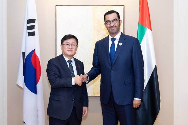김성환 기후에너지환경부 장관과 술탄 알 자베르 UAE 산업첨단기술부 장관 겸 아부다비 국영석유회사(ADNOC) 최고경영자(CEO)가 18일 서울 중구 롯데호텔에서의 양자 회담에 앞서 악수하고 있다. (사진=기후부)