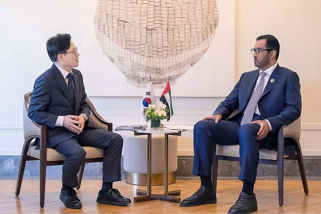 김정관 산업통상부 장관(왼쪽)과 술탄 알 자베르 UAE 산업첨단기술부 장관 겸 아부다비 국영석유회사(ADNOC) 최고경영자(CEO)가 18일 서울 중구 롯데호텔에서 면담하고 있다. (사진=산업부)