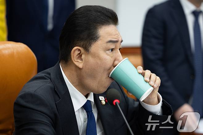 김병기 국회 운영위원장이 18일 서울 여의도 국회에서 열린 제430회 국회(임시회) 국회운영위원회 제1차 전체회의에서 물을 마시고 있다. 국회 운영위원회는 이날 전체회의에서 정치개혁 특별위원회 구성결의안을 의결했다. 2025.12.18/뉴스1 ⓒ News1 유승관 기자