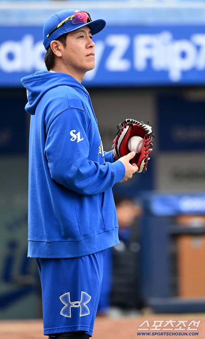 22일 대구 삼성라이온즈파크에서 열린 한화와 삼성의 PO 4차전, 삼성 강민호가 캐치볼을 하고 있다. 대구=허상욱 기자wook@sportschosun.com/2025.10.22/