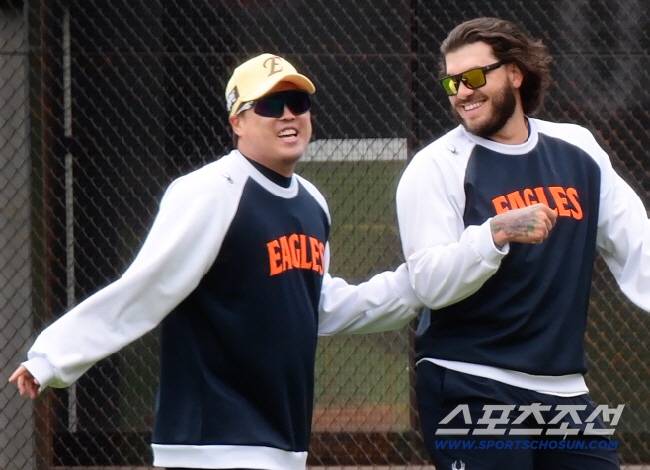 5일 대전 한화생명볼파크. 폰세와 류현진이 즐겁게 훈련하고 있다. 대전=정재근 기자 cjg@sportschosun.com/2025..5.5/